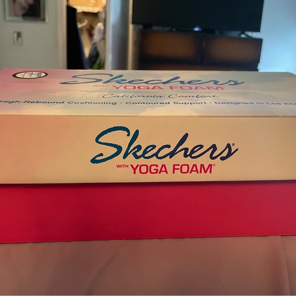 brand new sketchers flip flops ! Pictures don’t do them justice! Really pretty! - Picture 7 of 9